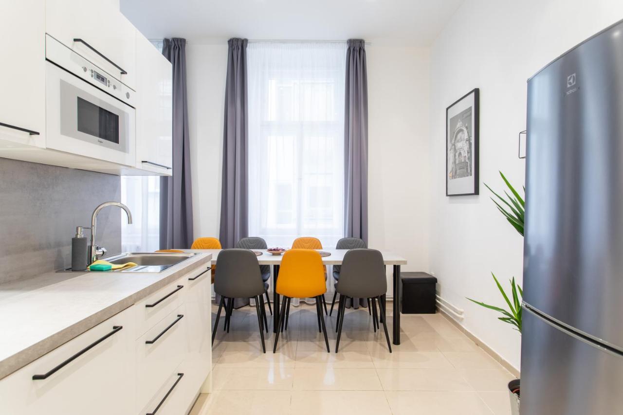 Spacious Apartments Near The River Prague Exterior photo